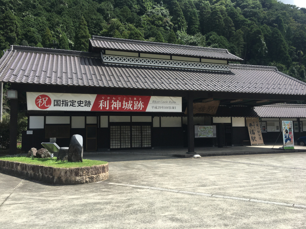 平福駅の入口