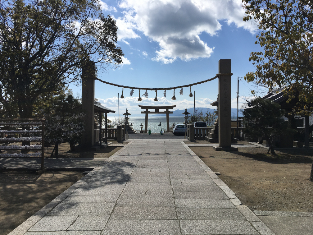 拝殿から見た鳥居