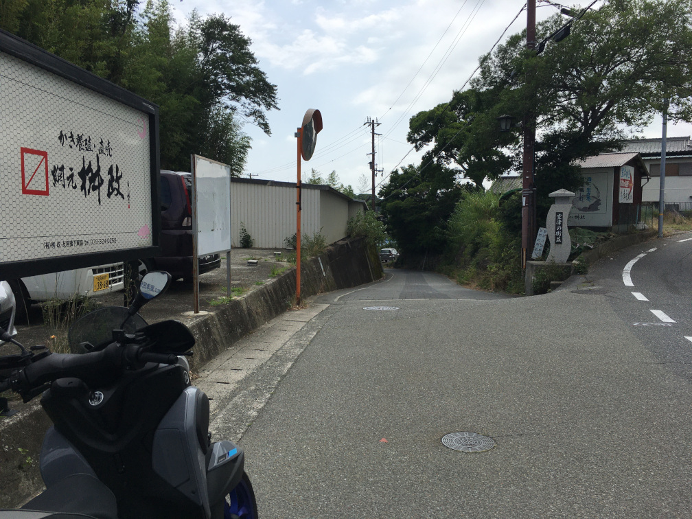 国道から室津漁港へ入る道