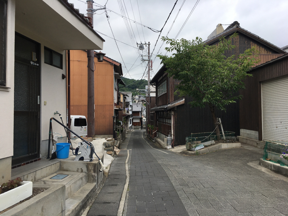 町中へと続く路地