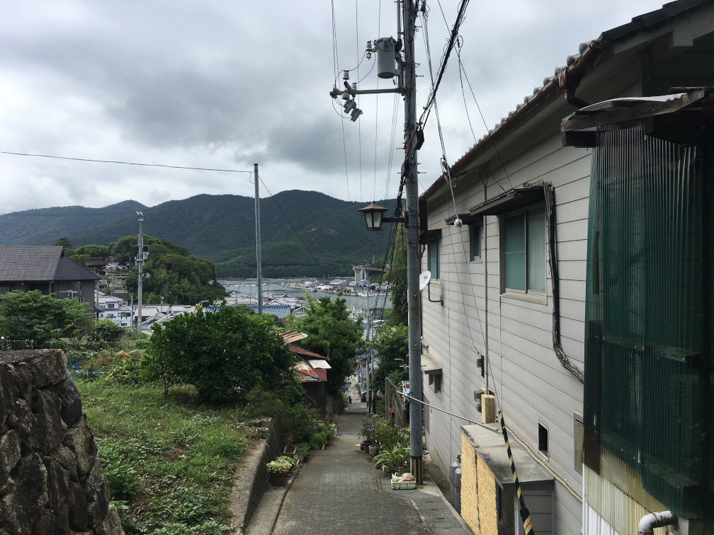 坂道の途中から見える町の風景