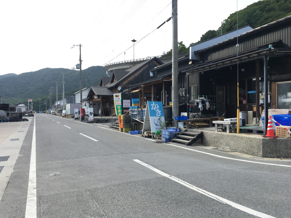 立ち並ぶ牡蠣小屋