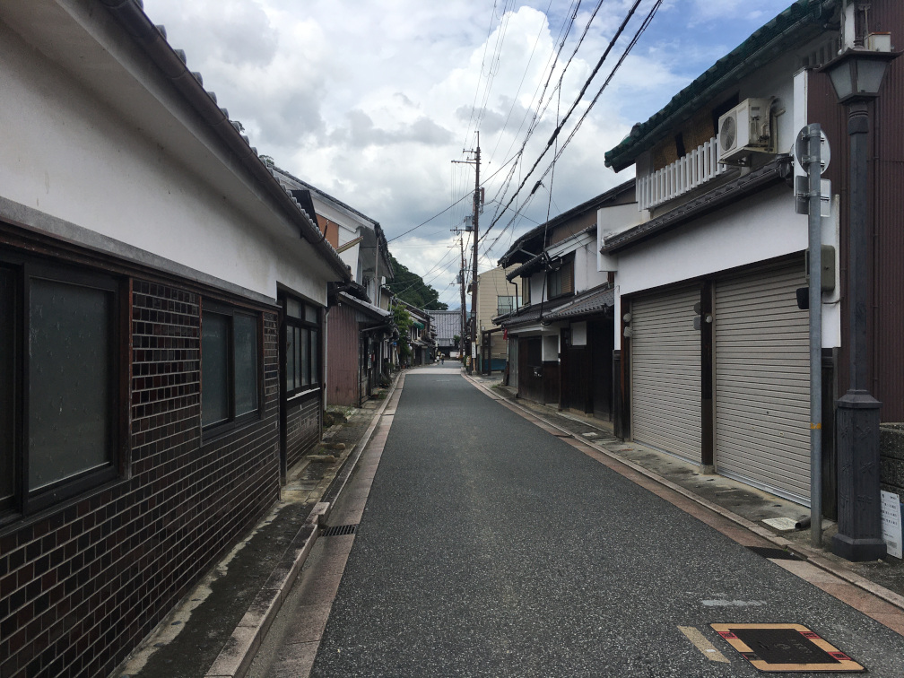 通りの突き当りに見えるお寺