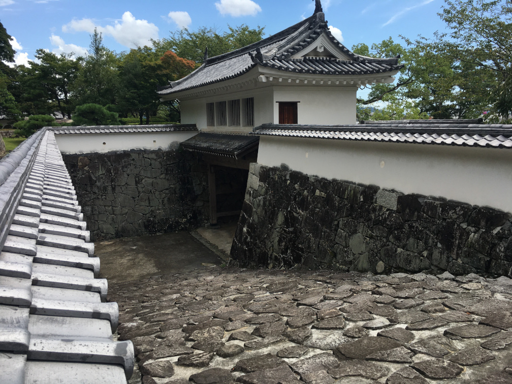 門の内側の様子