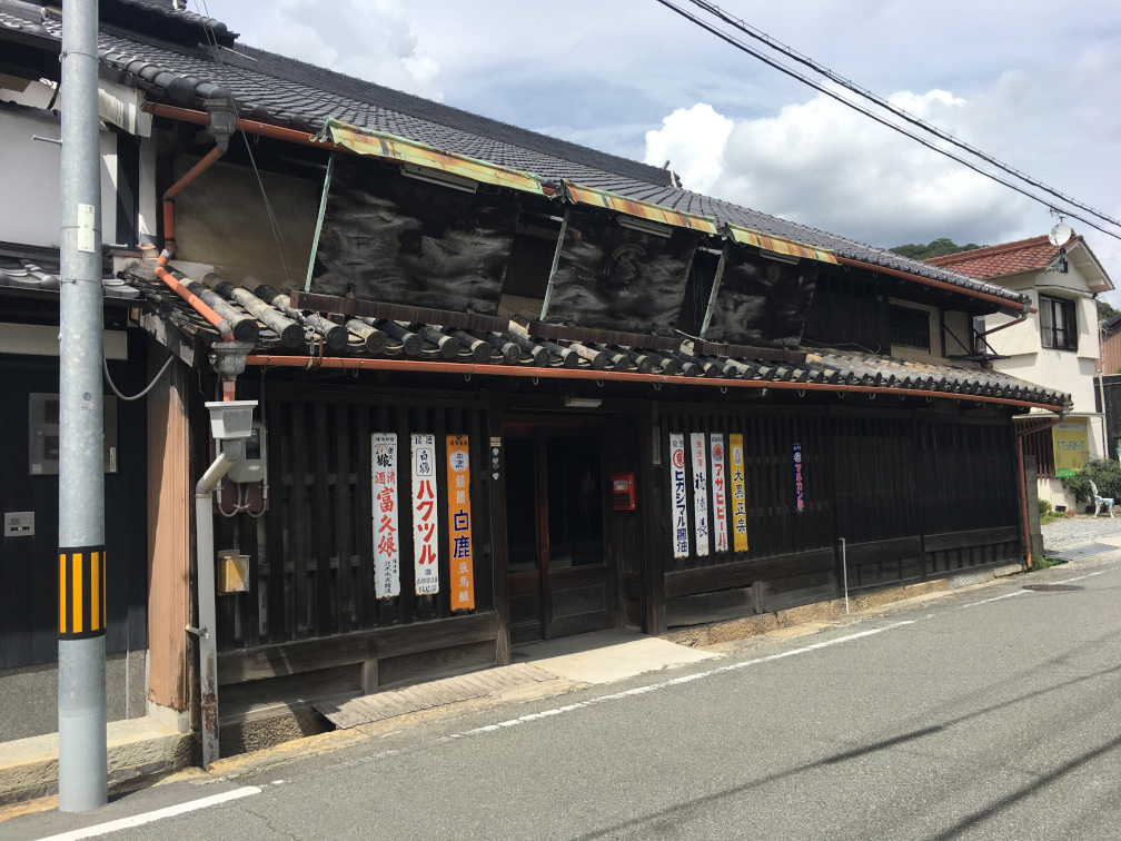 レトロな看板がたくさん貼られている建物